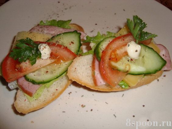 Вкусные бутерброды с грудинкой и овощами
