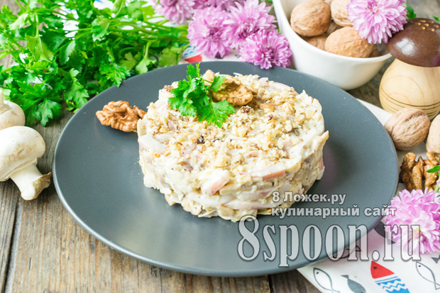 Салат с кальмарами, грибами и орехами "Киевский" фото