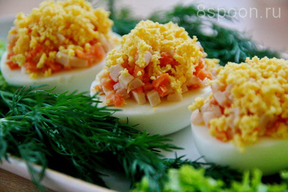 Яйца, фаршированные корейской морковкой и ветчиной