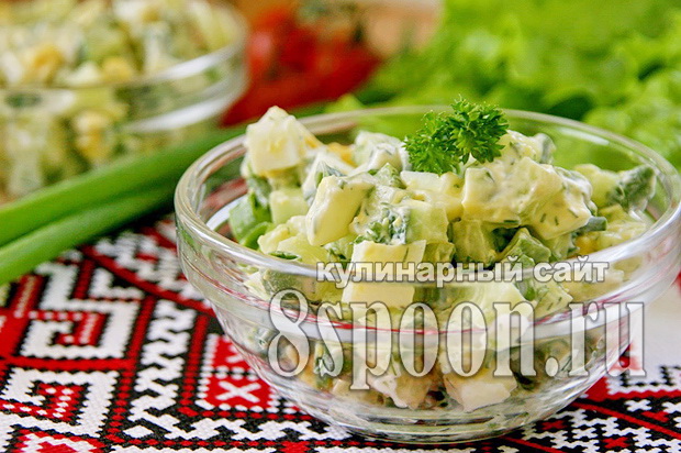 Салат с зеленым луком и яйцом и огурцом