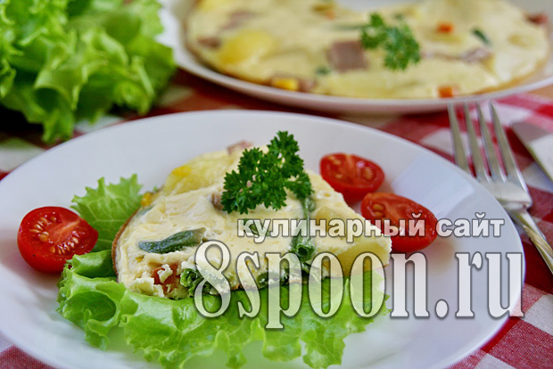 Омлет на сковороде с ветчиной и овощами