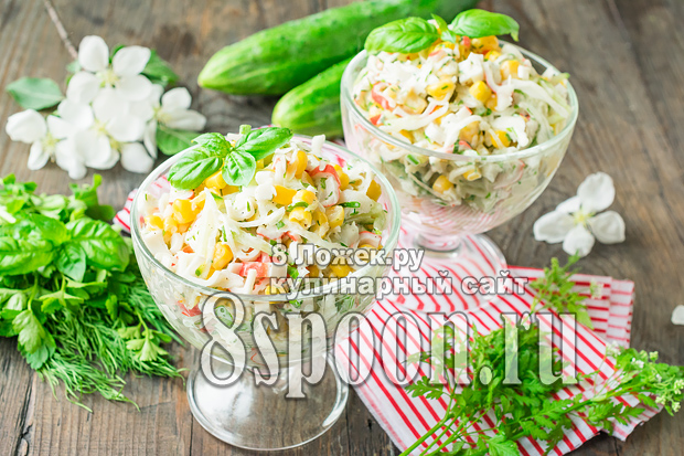 Крабовый салат с капустой и кукурузой фото